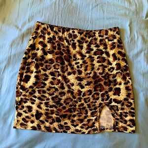 Leopard print skirt with slit